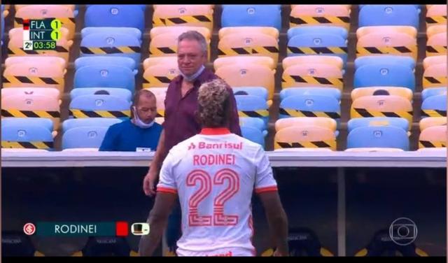 kaiyun sports-捐款百万让他对老东家上场 右后卫吃红牌球队输球